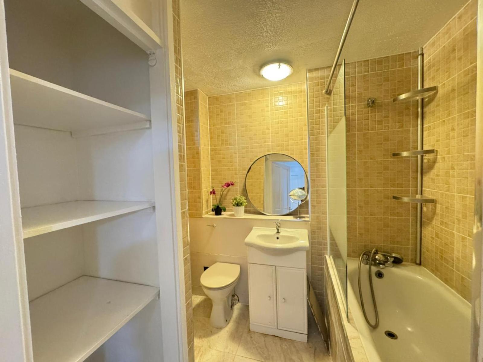 Tks Modern 1bed Flat, London