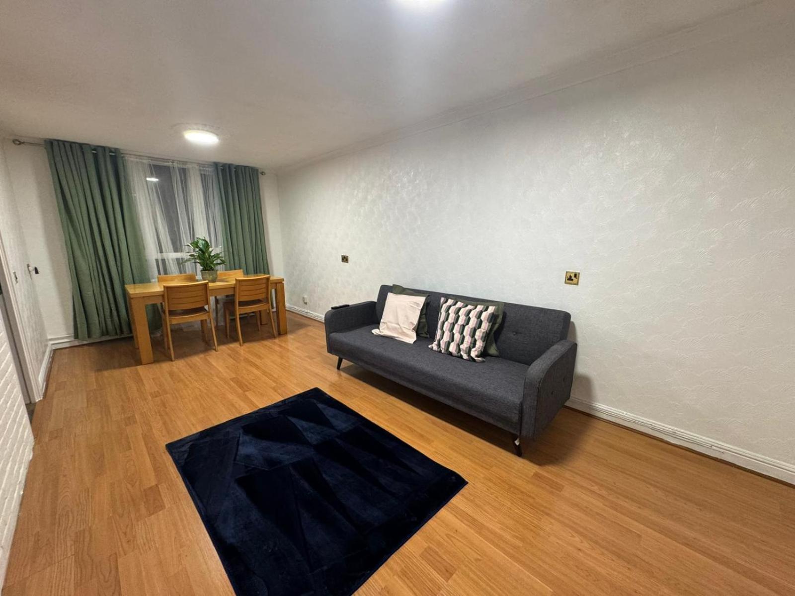 Tks Modern 1bed Flat, * London