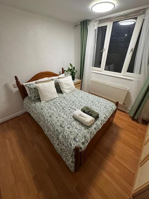 Tks Modern 1bed Flat, London