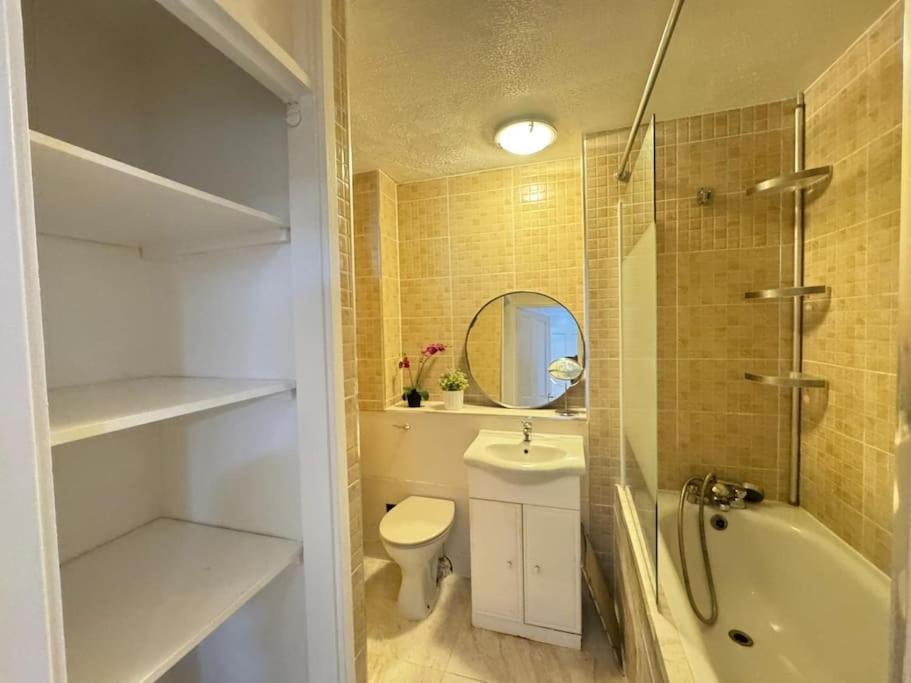 Tks Modern 1bed Flat, London
